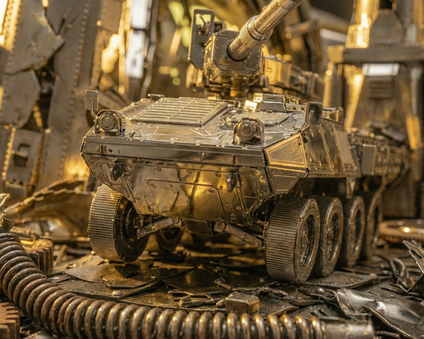 Puzzle 3D Métal - Blindé Stryker - Maquette Militaire Moderne à 8 Roues